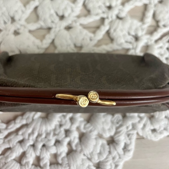Vintage Gucci Clutch with rare monogram and kiss lock - Picture 14 of 17